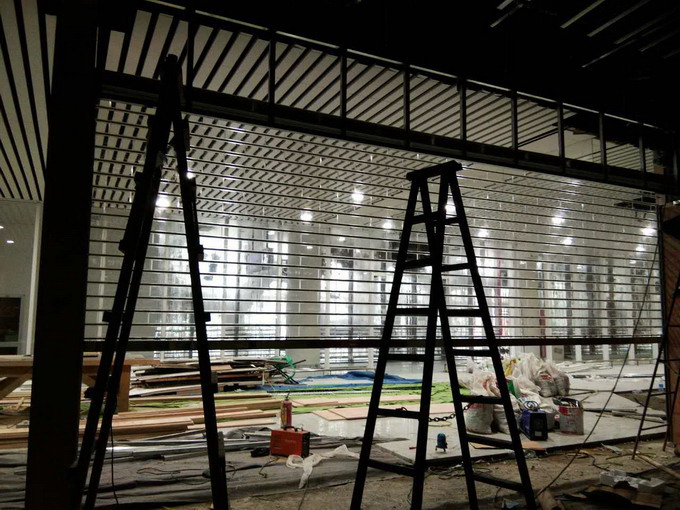 水晶卷閘門安裝.jpg 水晶卷閘門安裝.jpg